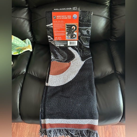 🏒 Philadelphia Flyers Tapestry Blanket - Picture 2 of 3